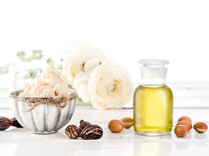 زيت الارجان: هو من الزيوت التي تساعد على تحفيز نمو الاظافر (shutterstock.com)
