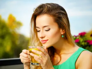 يحتوي الشاي الاخضر على كمية كبيرة من المعادن الطبيعية والفيتامينات المهمة  (shutterstock.com)
