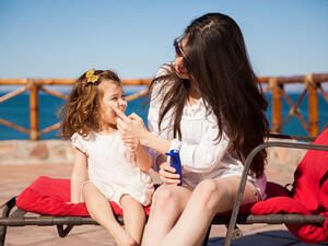 ينبغي استعمال كريم ذي مُعامل حماية 50 (shutterstock.com)
