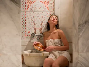 يمنح الحمّام الملكي البشرة نعومة ورائحة جذابة وصفاء تاماً