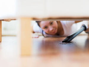 الفراغات الواضحة تحت الأثاث يظهر منها بعض الغبار، من السهل مسحهم وتنظيفهم (shutterstock.com)
 الفراغات الواضحة تحت الأثاث يظهر منها بعض الغبار، من السهل مسحهم وتنظيفهم (shutterstock.com)