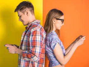 لا تفرطي باستخدام المراسلة معه في أول العلاقة (shutterstock.com)
