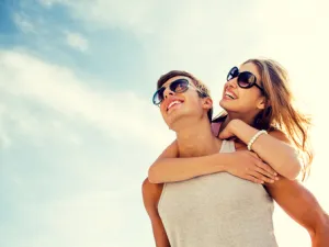 معركة المرأة من أجل الاستحواذ على إعجاب الرجل واهتمامه لا تتوقف
