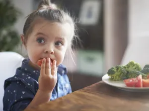 بعض الأطفل لا تفضل تناول الوجبات الصحية ولذلك يجب اختيار الوقت المناسب (shutterstock.com)
