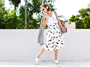 تمثل التنورة متوسطة الطول “ميدي” نجمة الموضة في صيف 2018  (shutterstock.com)
