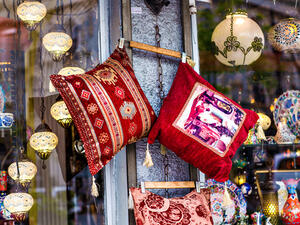 يُعرف الديكور الإثني بالأشغال اليدوية، كما اللوحات الجلد والسجاد والوسائد يُعرف الديكور الإثني بالأشغال اليدوية، كما اللوحات الجلد والسجاد والوسائد