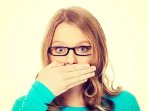 السبب الأكثر شيوعاً لرائحة الفم الكريهة هو سوء نظافة الفم
