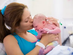 توجد ظواهر مختلفة لا تزول تلقائيا مثل الترهلات (shutterstock.com)
