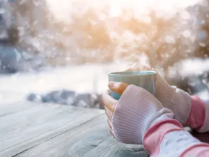 في الشتاء تزيد مدة بقائنا بالمنزل (shutterstock.com)
