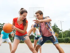 ينصح الخبراء الشباب ببناء العضلات وتقوية كثافة العظام (shutterstock.com)
