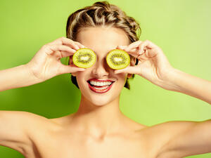 يحتوي الكيوي على نحو ضعف كمية فيتامين C في كل 100 جرام مقارنة بالبرتقال (shutterstock.com)
