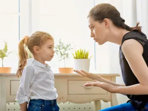 حديث الأم المتواصل أمام ابنها سواء مع أصدقائها يؤثر على الطفل