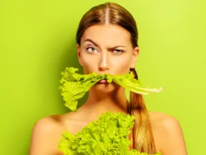 النظام الغذائي المتبع وعدد السعرات الحرارية يتوقف على وزن الشخص (shutterstock.com)
