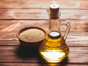 يحتوي زيت السمسم على نسبة مرتفعة من مضادات الأكسدة (shutterstock.com)
