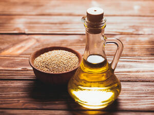 يحتوي زيت السمسم على نسبة مرتفعة من مضادات الأكسدة (shutterstock.com)
