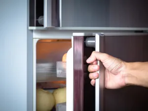 بوصفة بسيطة يمكن تحضيرها بالمنزل من أجل إزالة الرائحة الكريهة من داخل الثلاجة  (shutterstock.com)
