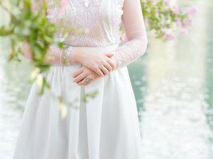 تعشق العديد من الفتيات الفساتين البسيطة والناعمة  (shutterstock.com)
