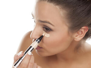 ضعي الكونسيلير بعناية تحت جيوب العينين (shutterstock.com)
