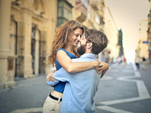 تنجذب المرأة للرجل الرومانسي الذي يولي عواطف المرأة حيزاً كبيراً من الاهتمام (shutterstock.com)
 تنجذب المرأة للرجل الرومانسي الذي يولي عواطف المرأة حيزاً كبيراً من الاهتمام (shutterstock.com)