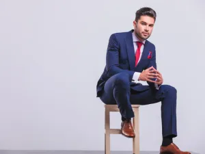 في الحقيقة تعد البدل الرجالية الكحلية أو الزرقاء الداكنة من أكثر الأزياء الرجالية روعة (shutterstock.com)
