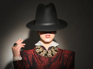 عندما طرحت الاكسسوارات الضخمة للمرة الأولى، انتابنا الشك حولها (shutterstock.com)
