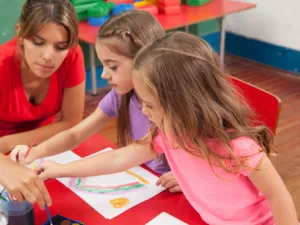 الحرص على نظافة طفلك من خلال الاستحمام (shutterstock.com)
