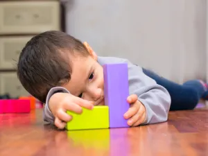يشخص الأطباء حالات الأطفال المرتبطة بالتوحد من خلال رصد سلوكياتهم