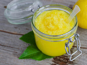 يجب عليكي تنظيف البشرة قبل تقشيرها بغسلها بالغسول المخصص لبشرتك..ثم التقشير..ثم الترطيب. (shutterstock.com)
