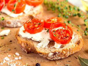 وصفة الخبز بالجبن والطماطم (shutterstock.com)
