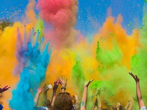 Desert, beach or park – pick your setting for the perfect Holi (Shutterstock)
