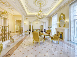 النموذج الكلاسيكي الأنيق يمزج بتناغم ألوان البيج مع رشقات من الذهبي الساحر النموذج الكلاسيكي الأنيق يمزج بتناغم ألوان البيج مع رشقات من الذهبي الساحر