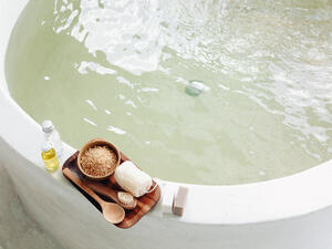 رش محلول من الماء والخل الابيض على جميع انحاء حوض الاستحمام سيوفر تنظيف عميق (shutterstock.com)
 رش محلول من الماء والخل الابيض على جميع انحاء حوض الاستحمام سيوفر تنظيف عميق (shutterstock.com)