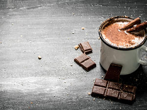 مشروب الكاكاو الساخن بالقرفة (shutterstock.com)