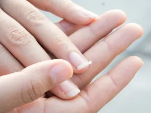 تعرض الأظافر للماء و الصابون أو المنظفات لفترات طويلة يؤدي إلى ضعفها 