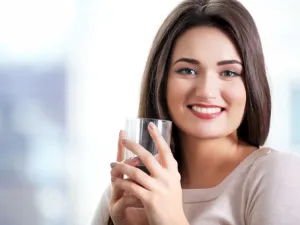 يعمل الماء على تصفية بشرتك ومعالجتها من الهلات السوداء (shutterstock.com)

