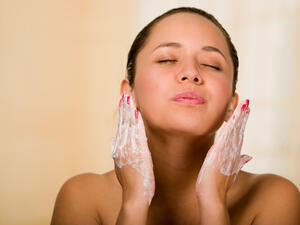 يؤدّي استعمال الصابون العادي إلى تجريد البشرة من الإفرازات الحامية لها (shutterstock.com)
