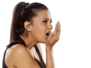 تنشأ رائحة الفم الكريهة نتيجة انتشار البكتيريا وإطلاق مركبات sulphur (shutterstock.com)
