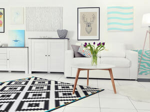 يمكنك تزيين الكونسول بإكسسوارات وديكورات جذابة مثل البراويز المكتوب عليها (shutterstock.com)
 يمكنك تزيين الكونسول بإكسسوارات وديكورات جذابة مثل البراويز المكتوب عليها (shutterstock.com)