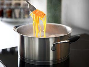 تجنبي ترك المكرونة لتنضج بشكل كامل على النار (shutterstock.com)
