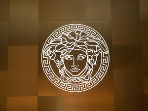 شعار Versace  (shutterstock.com)
