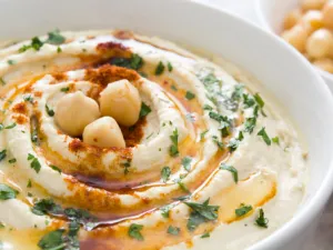 يحضر طبق الحمص التقليدي من حبيبات الحمص وزيت الزيتون وطحينة السمسم وعصير الليمون والتوابل (shutterstock.com)
