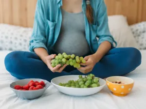 ننصح الأمهات الحوامل بالإكثار من تناول الفاكهة الطازجة  (shutterstock.com)
