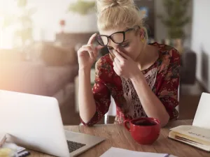 الصداع عنقودي: آلام شديدة ترتكز على العين أو الصدغ (shutterstock.com)
