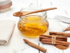 عندما يتم جمع القرفة بالعسل يستطيعان قتل الميكروبات (shutterstock.com)
