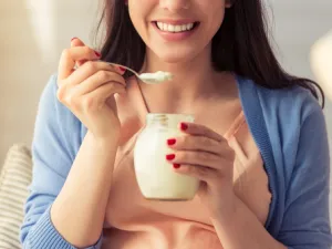 وجدت الدراسات أن اللبن الرايب يمكن أن يساعد في تنشيط وظيفة الكبد والبنكرياس (shutterstock.com)
