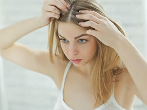 تصاب بعض السيدات والفتيات بالقشرة التي تظهر على شعرهنّ وهو ما يجعلهنّ يشعرنّ بالإحراج