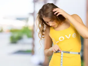 تناولي الفاكهة كسناك بين الوجبات (shutterstock.com)
