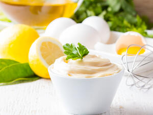 المايونيز يحتوي من مواد مهمة لصحة الشعر