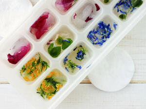 تساعد وصفة الثلج المصنوعة من الشاي الأخضر على تقليل البقع الداكنة (shutterstock.com)
