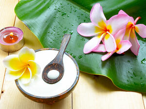 يعتبر الحليب مكون طبيعي اخر للحصول علي بشرة لامعة 

